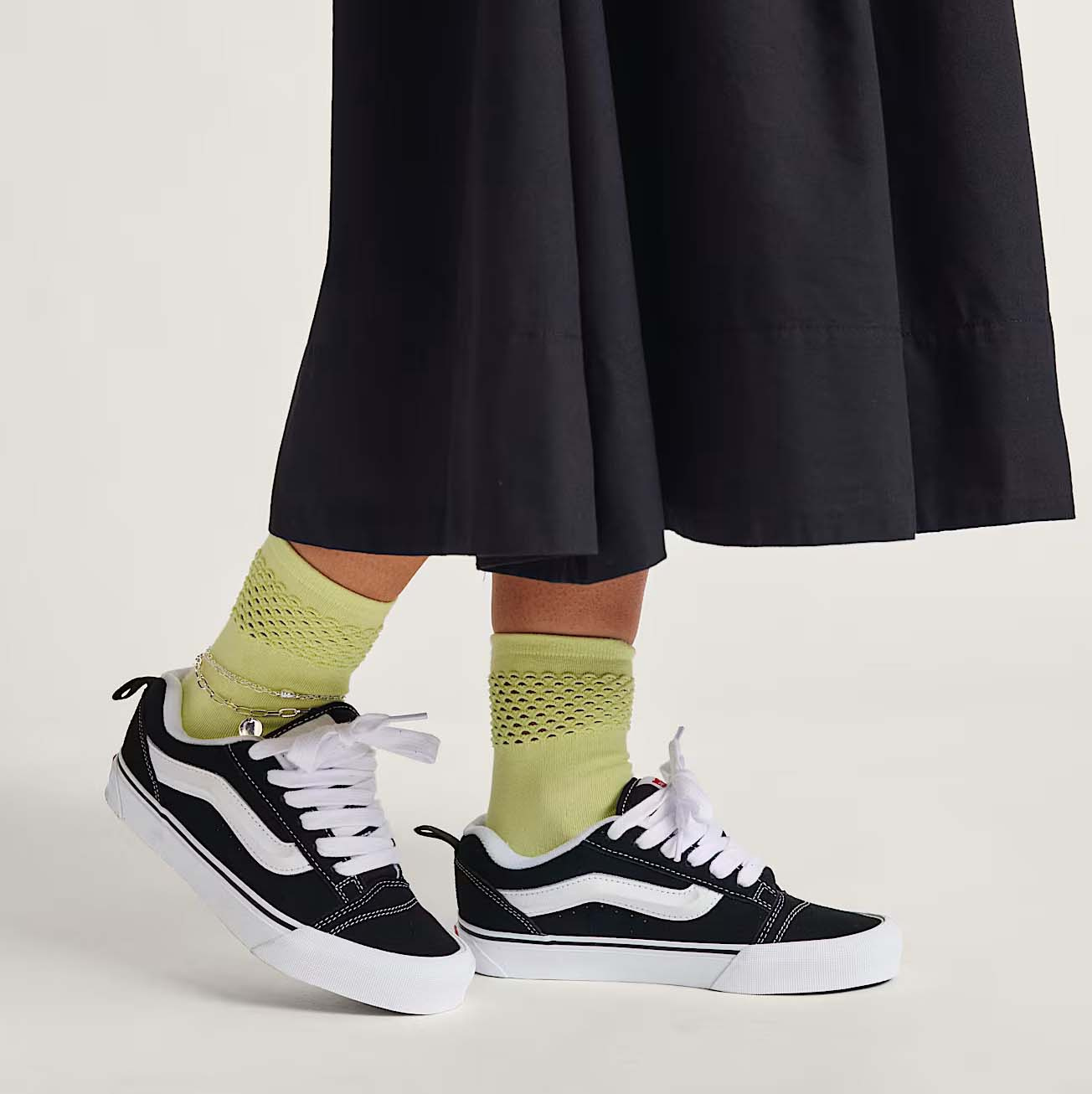 Vans Unisex Trainers - Knu Skool - Black/White