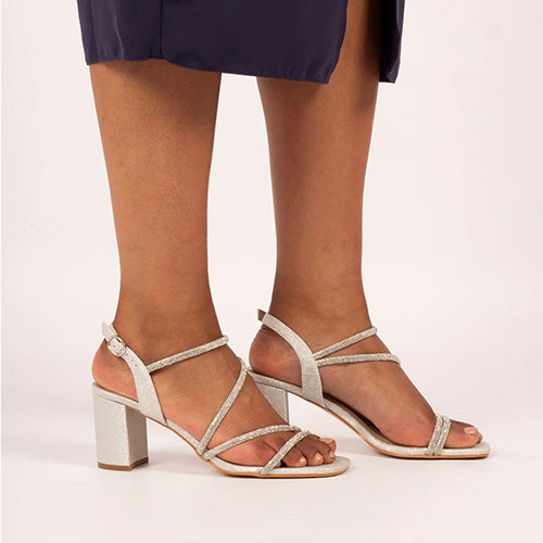 A pair of women&